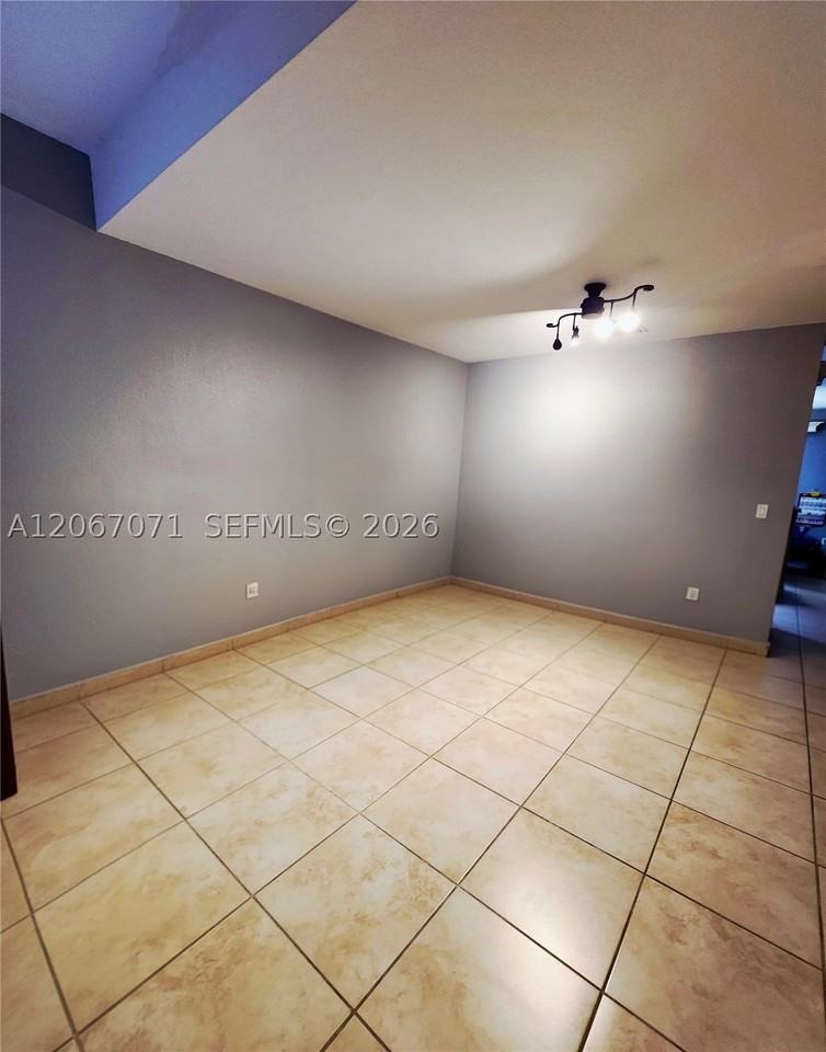 1067 Ne 41st Pl - Photo 3 of 13