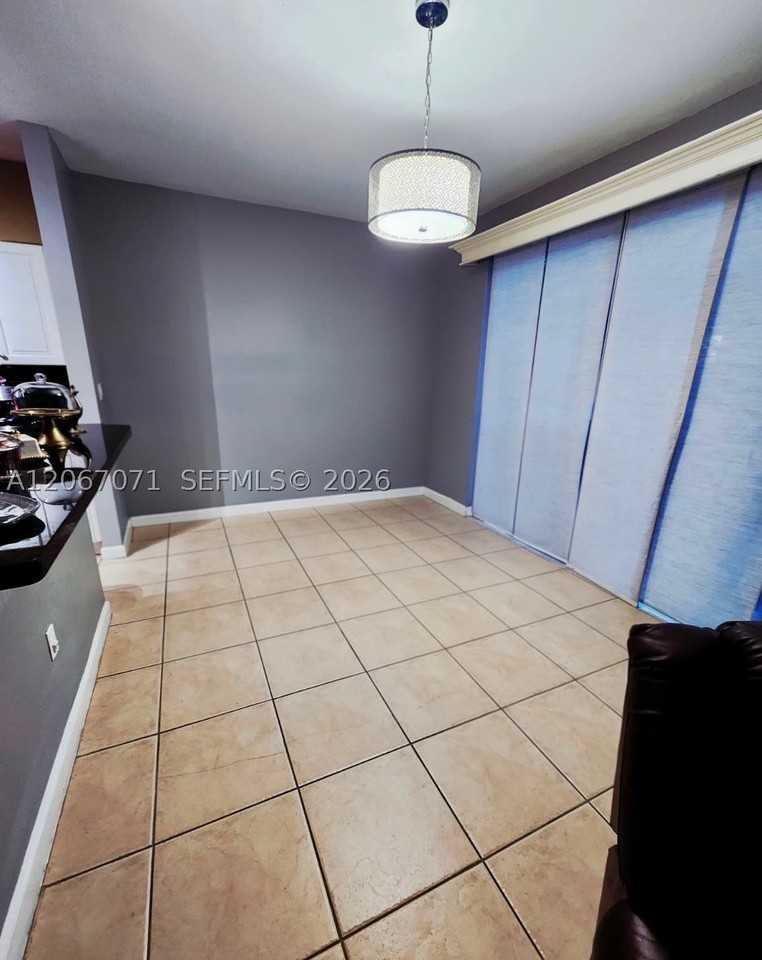 1067 Ne 41st Pl - Photo 4 of 13