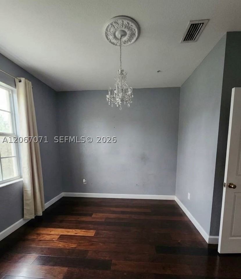 1067 Ne 41st Pl - Photo 5 of 13