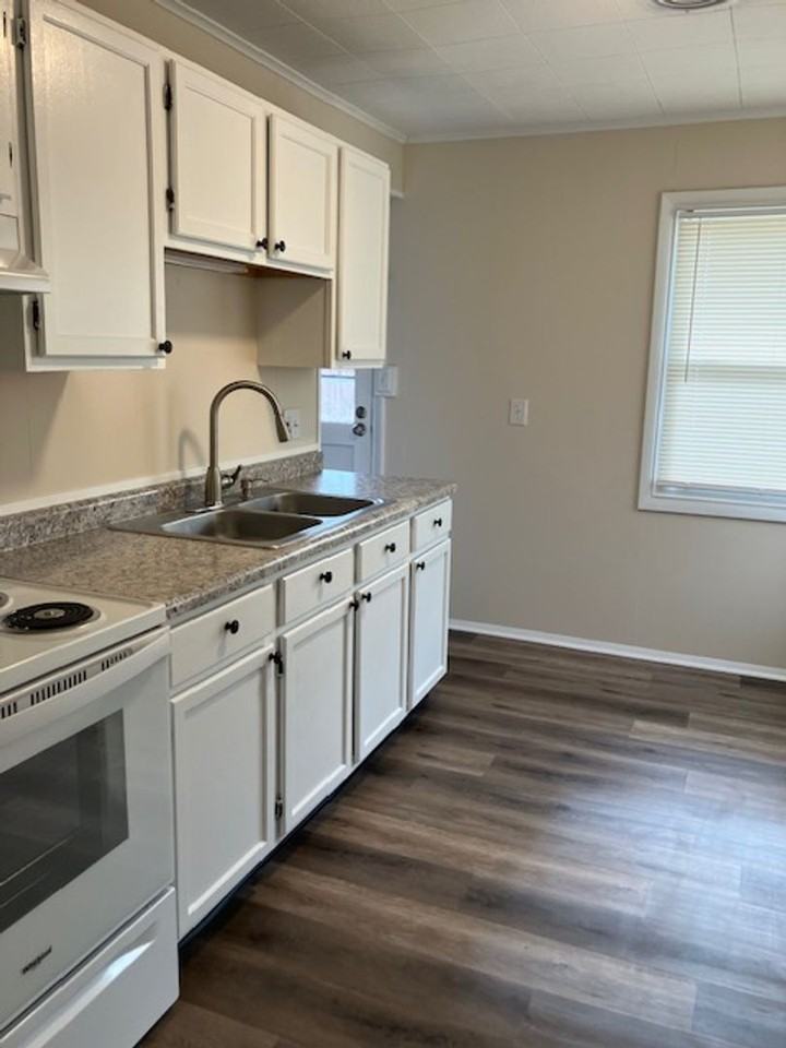 112 S Maple St - Photo 5 of 17