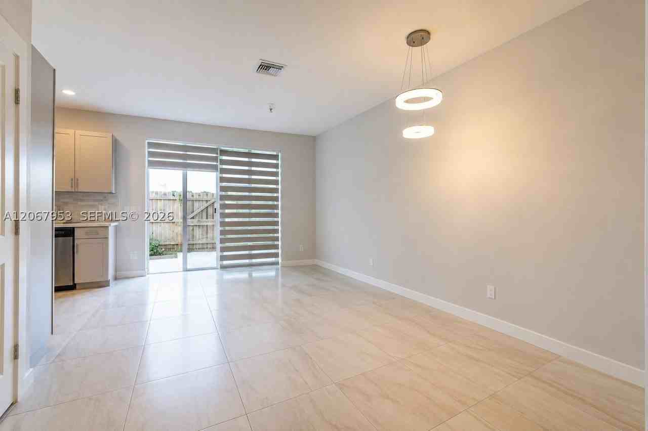 1056 Se 23rd Ave #1056 - Photo 6 of 10