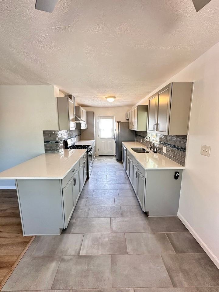 2120 La Veta Dr Ne - Photo 4 of 42
