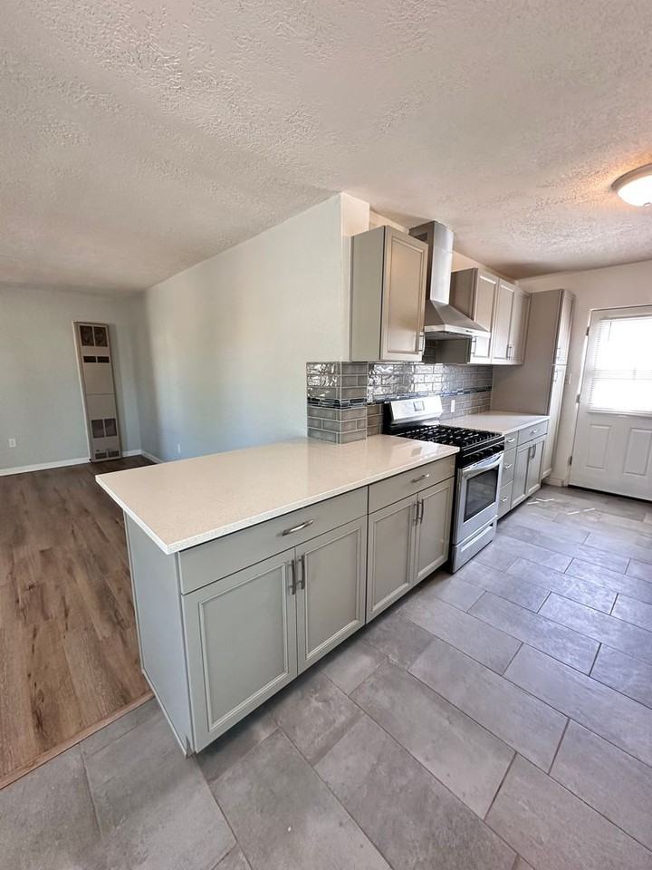 2120 La Veta Dr Ne - Photo 5 of 42