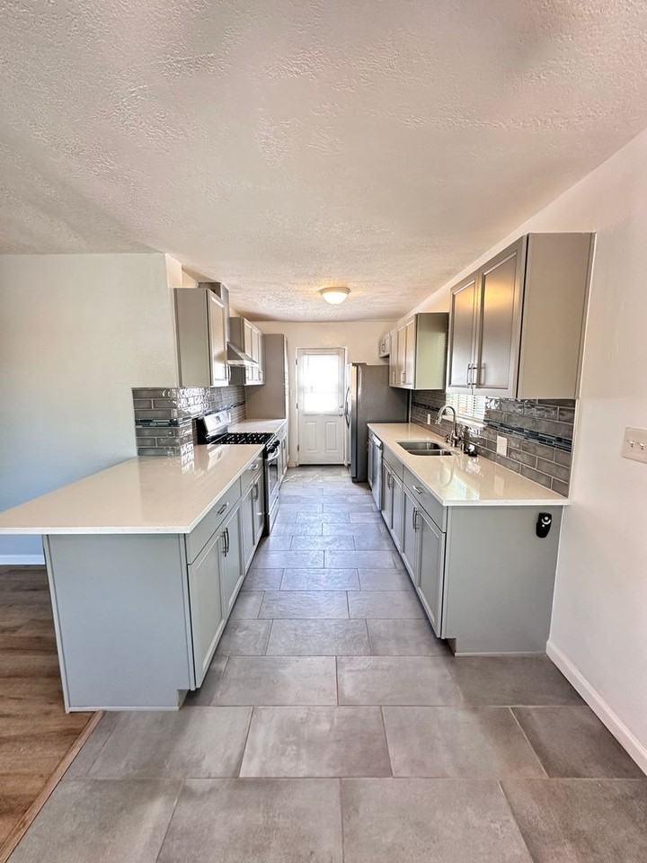 2120 La Veta Dr Ne - Photo 6 of 42