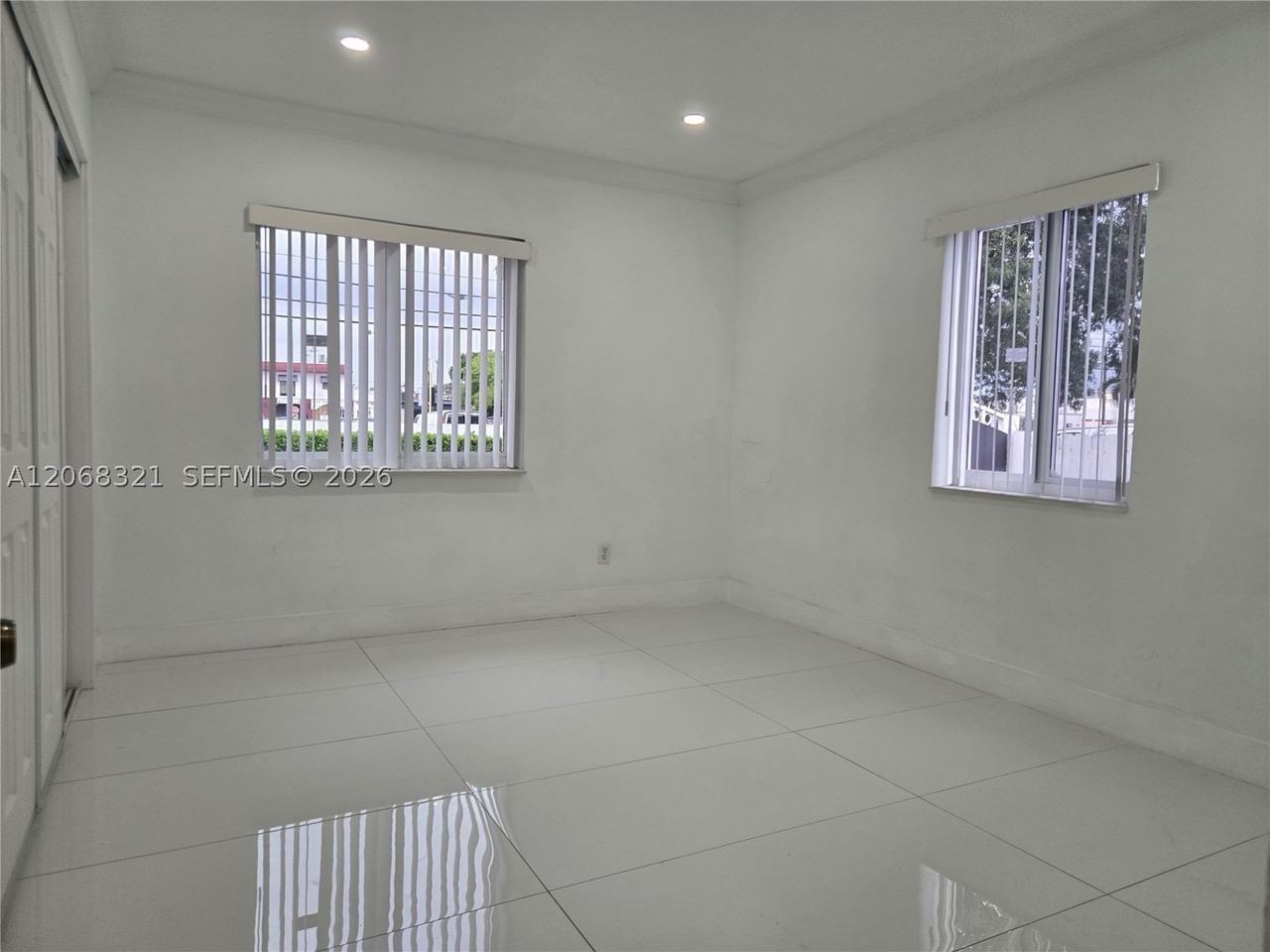 5810 Sw 9th St - Photo 7 of 11