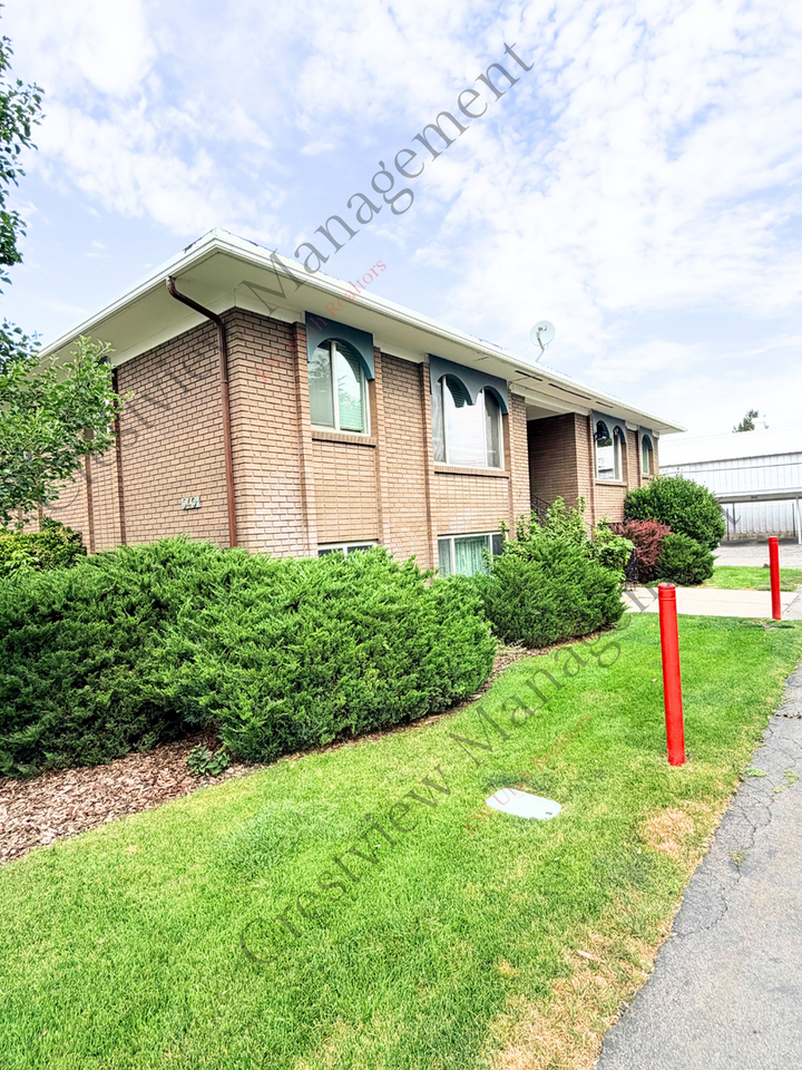 549 E Stringham Ave #B - Photo 2 of 19