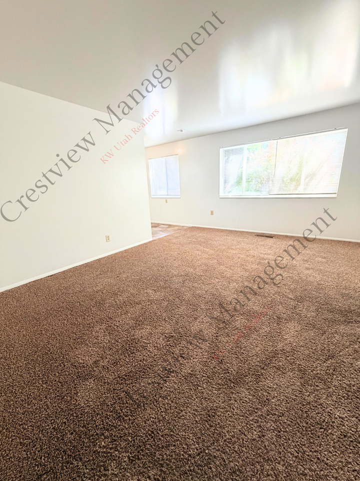 549 E Stringham Ave #B - Photo 3 of 19