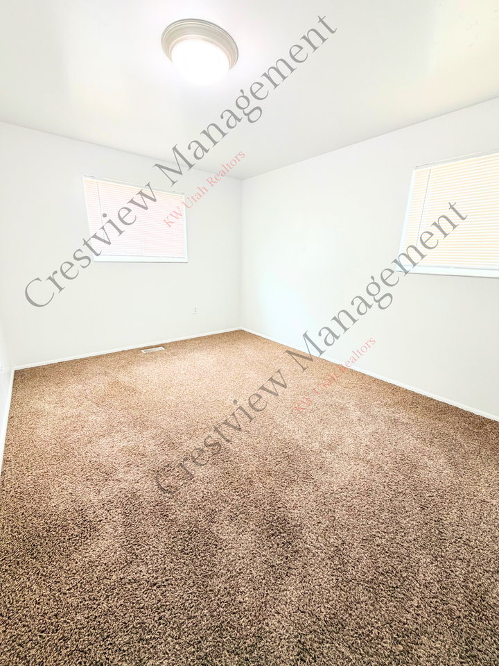 549 E Stringham Ave #B - Photo 5 of 19