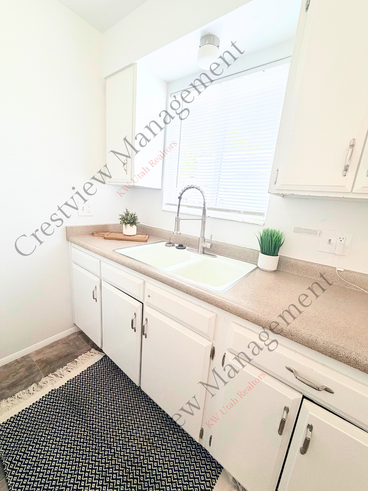 549 E Stringham Ave #B - Photo 7 of 19