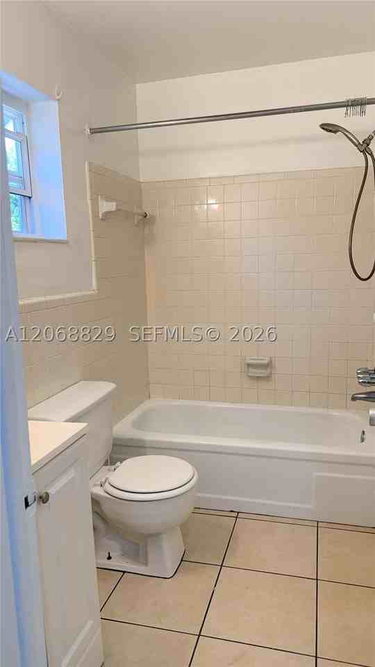 717 Ne 1st St #5 - Photo 4 of 5