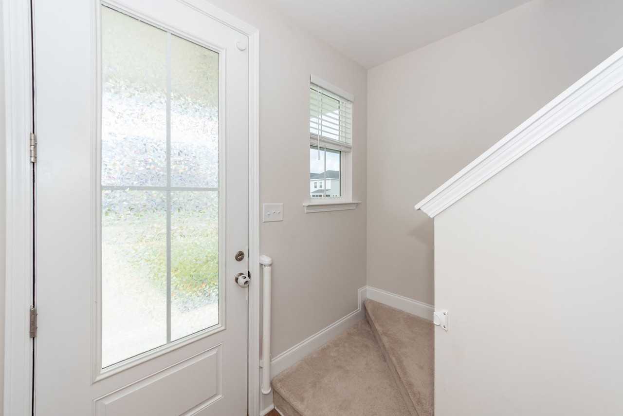 121 Hawthorne Landing Dr - Photo 3 of 40