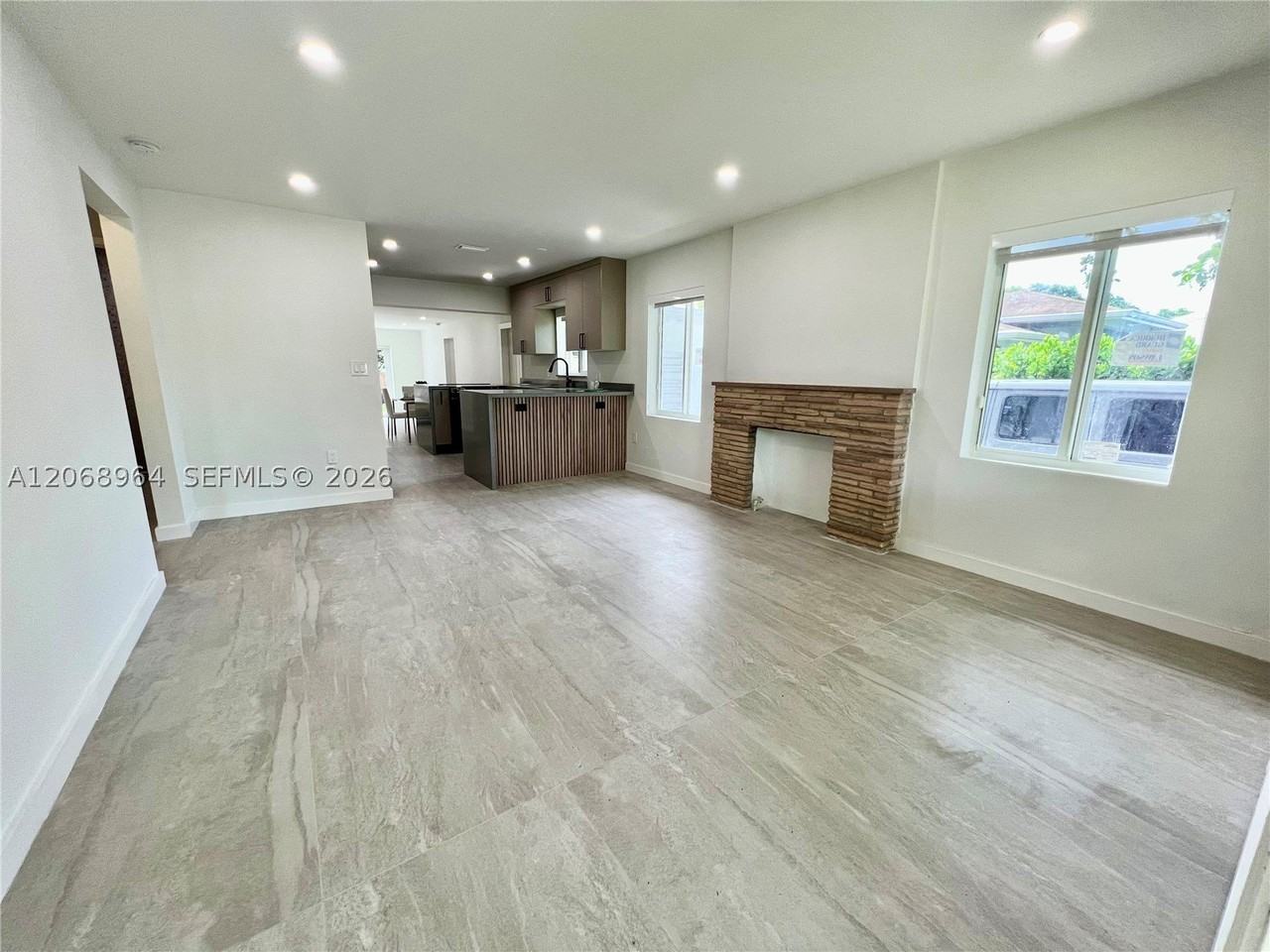 850 Ne 127th St - Photo 3 of 42