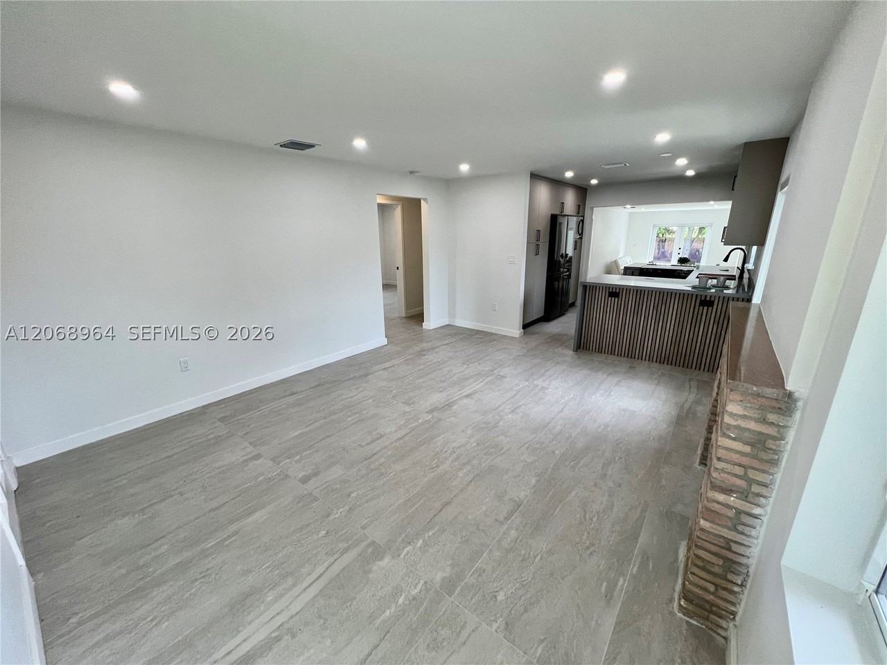 850 Ne 127th St - Photo 4 of 42