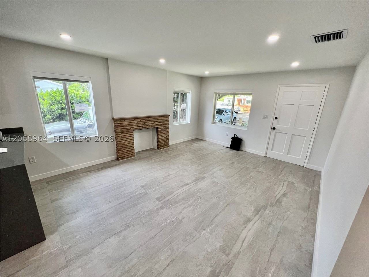 850 Ne 127th St - Photo 5 of 42