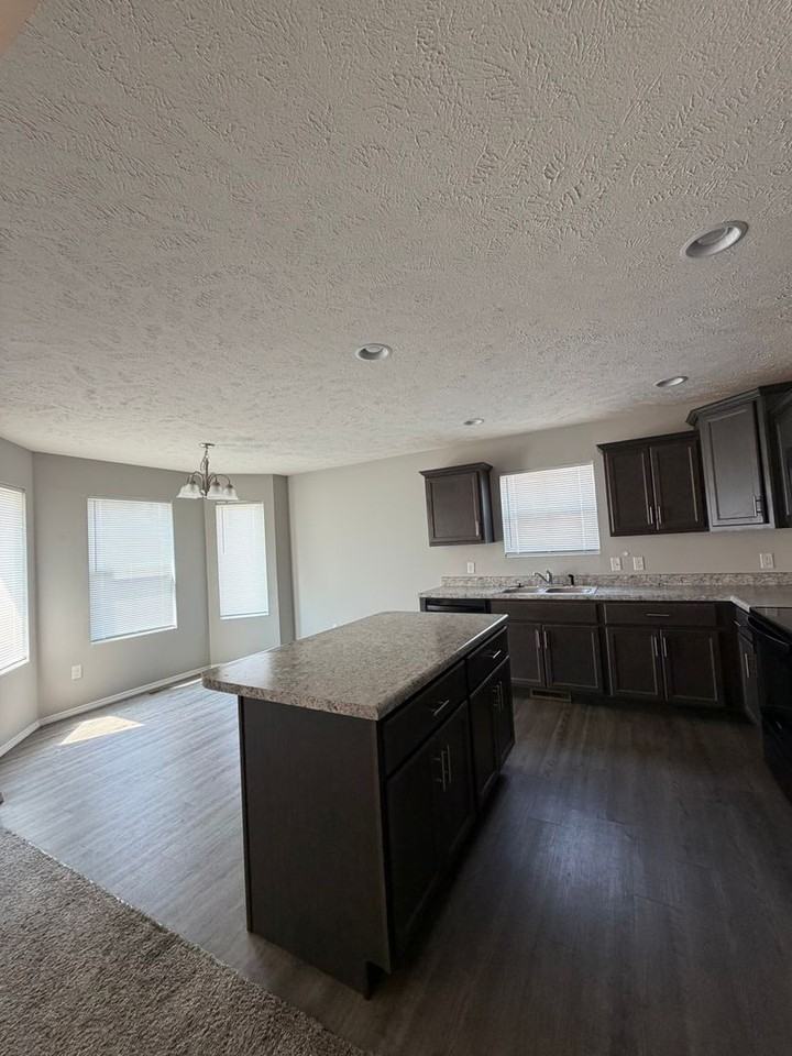 414 W Picardy St - Photo 3 of 10