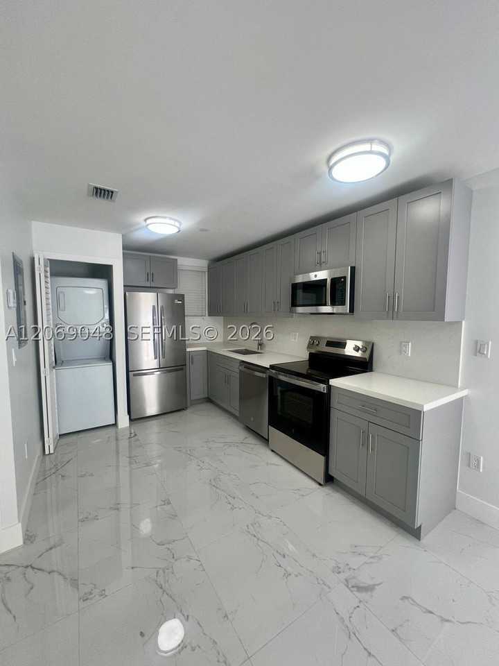 1860 Nw 19th St #102 - Photo 3 of 12