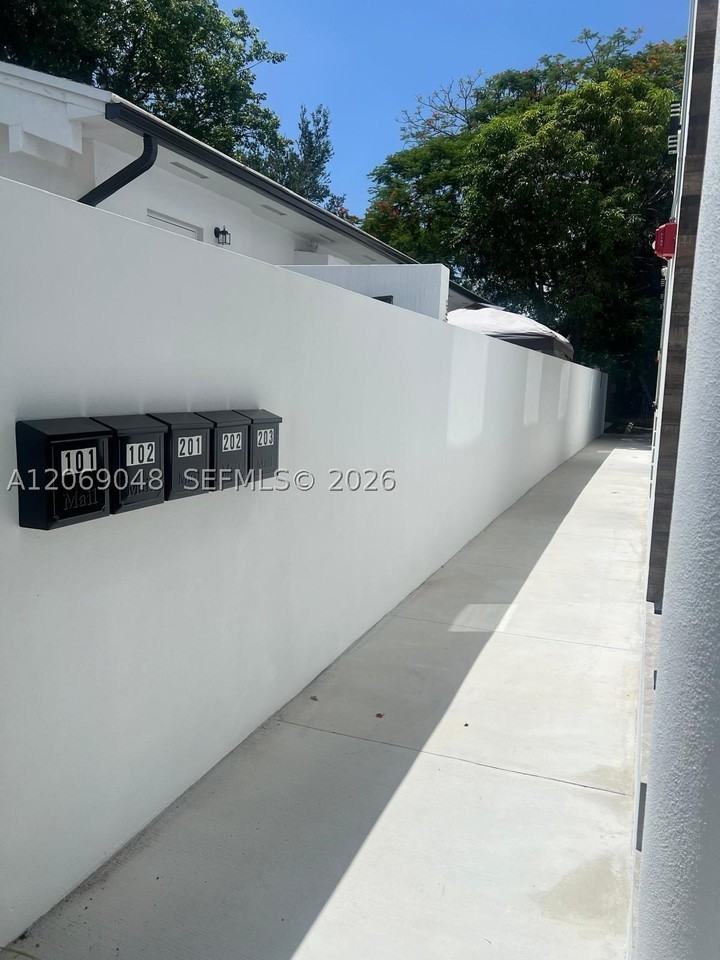 1860 Nw 19th St #102 - Photo 6 of 12