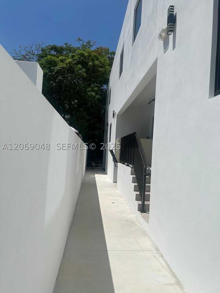 1860 Nw 19th St #102 - Photo 7 of 12