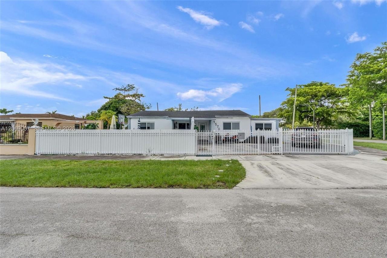 1570 Nw 132nd St - Photo 6 of 16