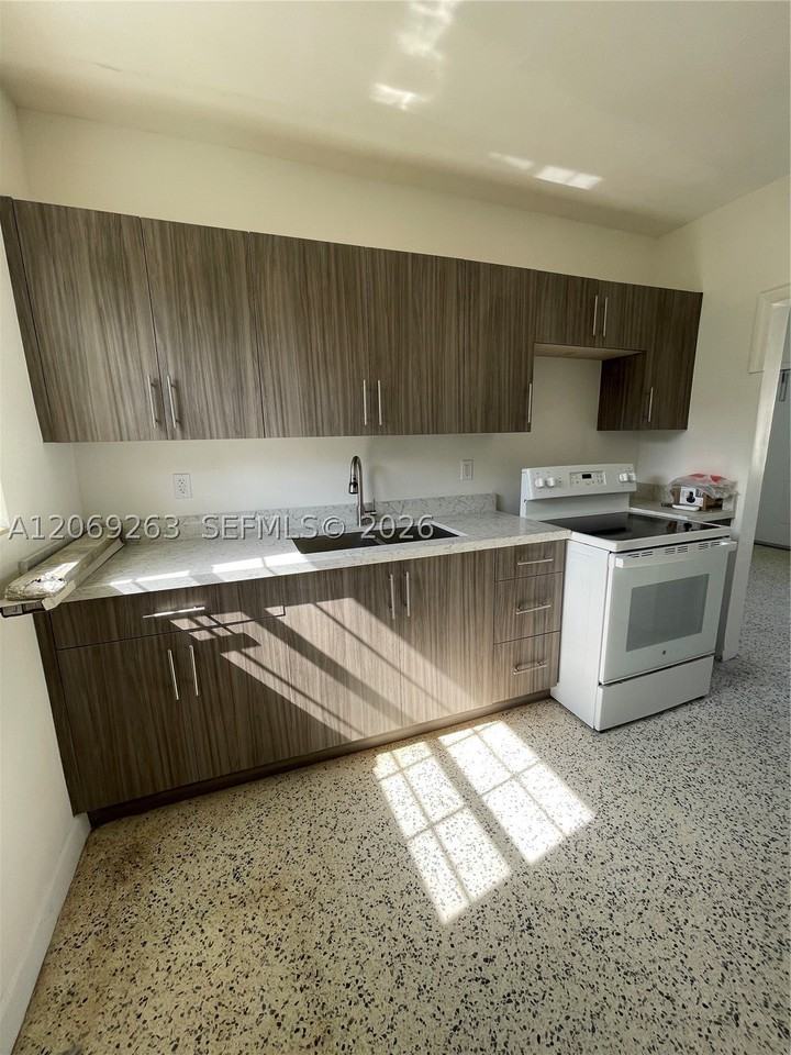 1137 Ne 111th St #1135 - Photo 2 of 4