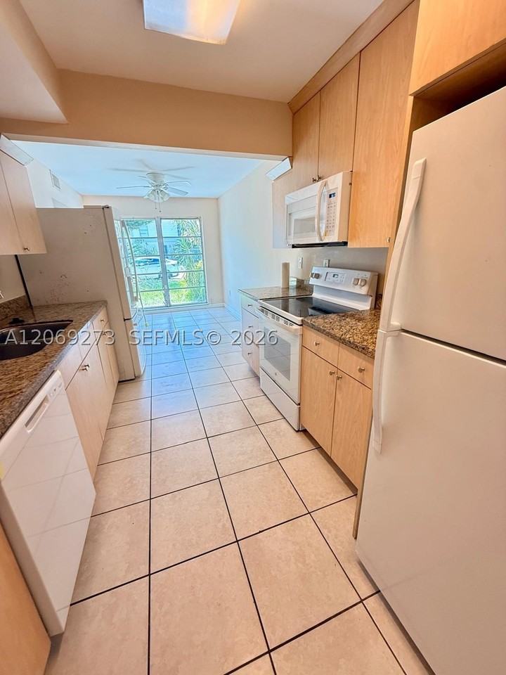 3301 Raleigh St #4D - Photo 3 of 18