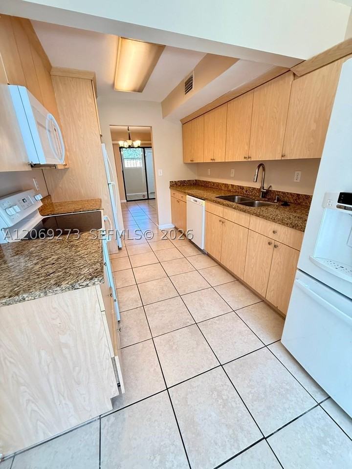 3301 Raleigh St #4D - Photo 4 of 18