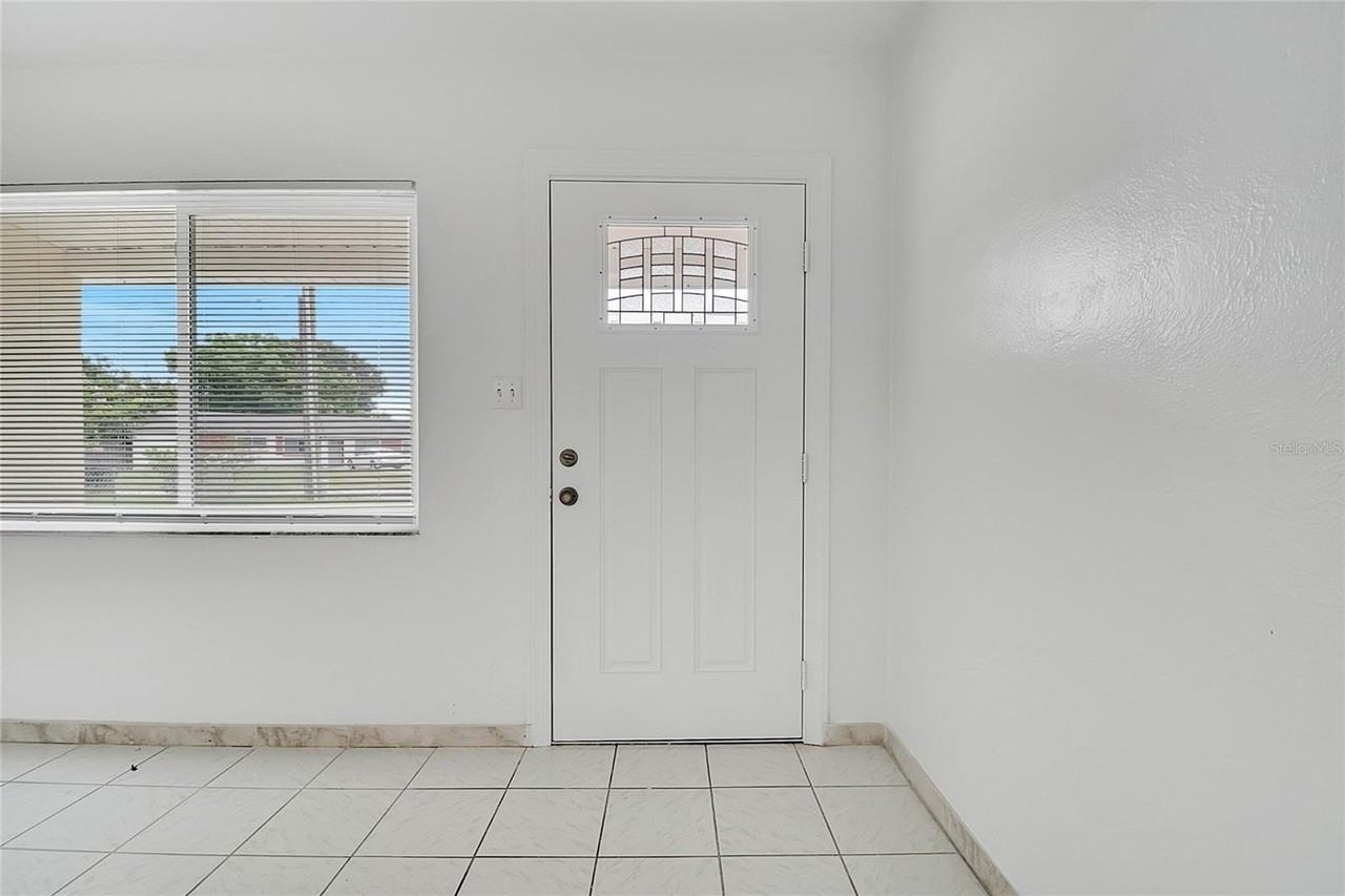 1040 San Luis Dr - Photo 5 of 34