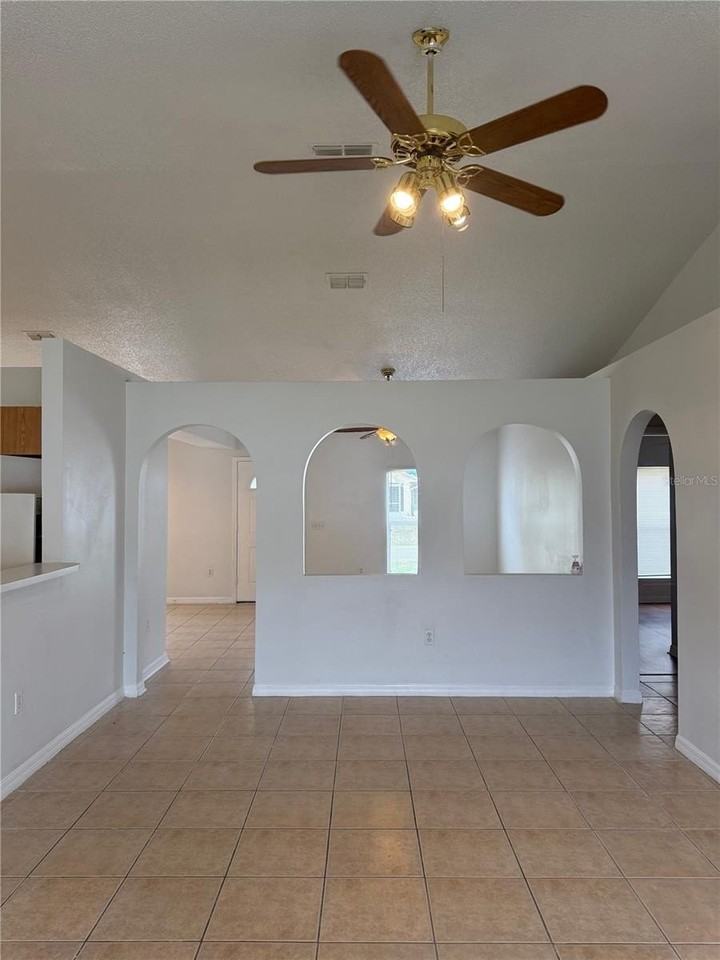 405 Francisco Way - Photo 3 of 31