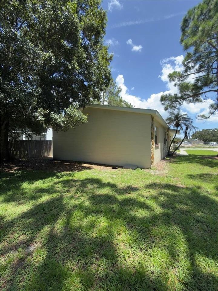7746 62nd St N #B - Photo 5 of 25