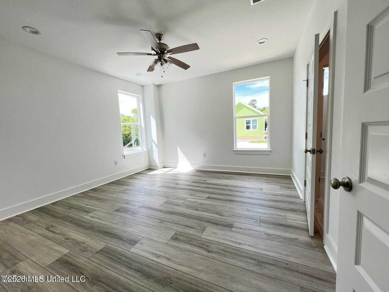 300 Seminary Dr - Photo 6 of 13