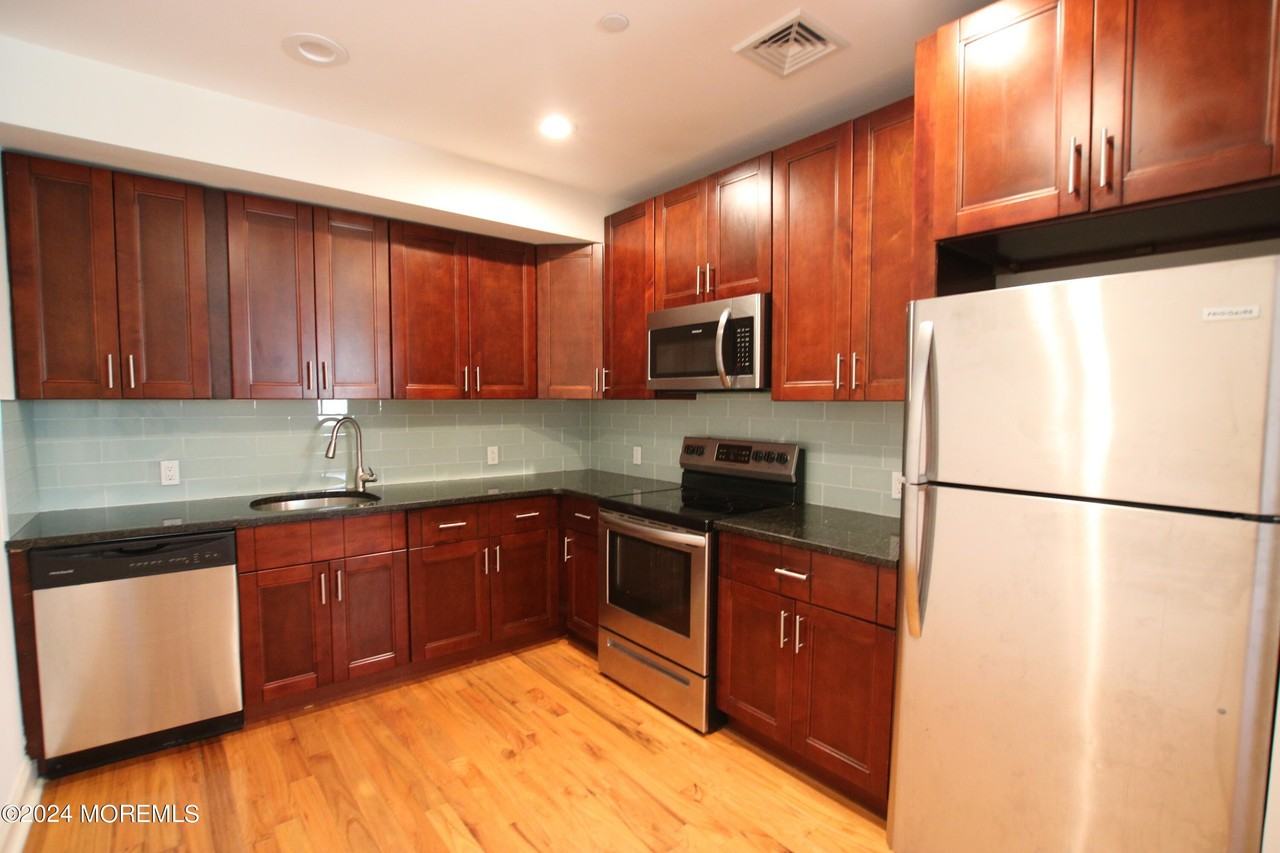 1003 Bond St #5 - Photo 2 of 13