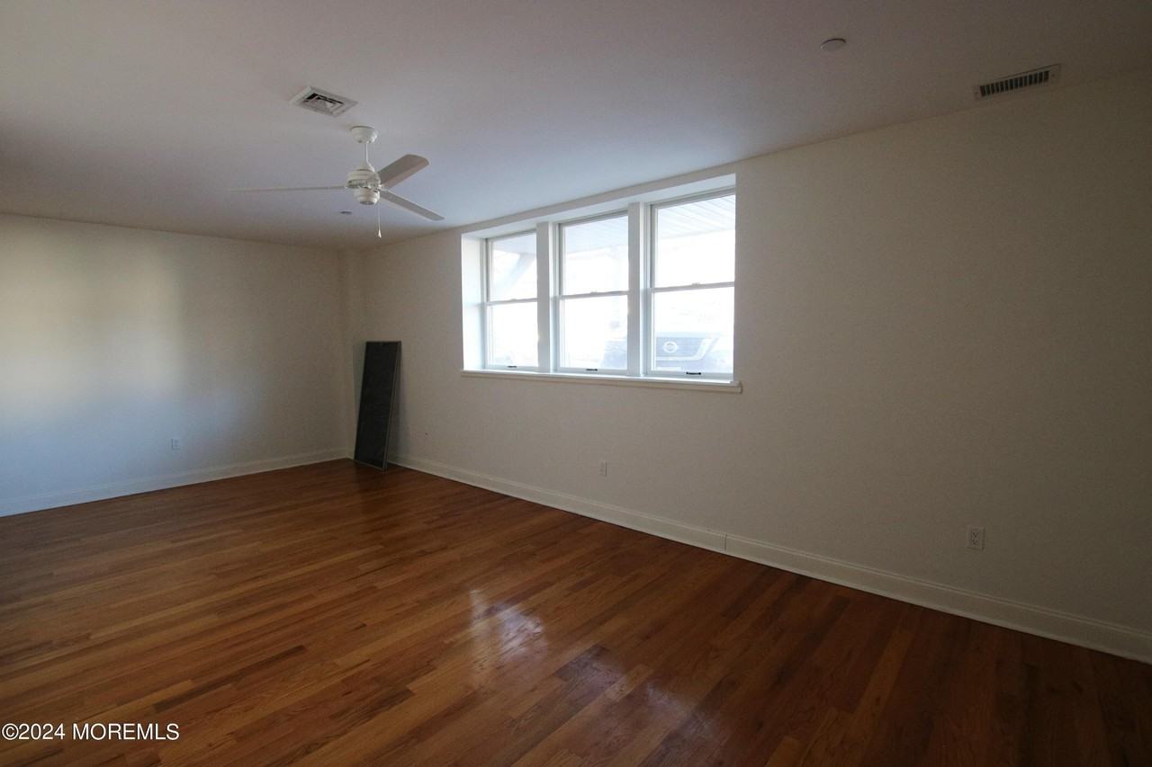 1003 Bond St #5 - Photo 3 of 13