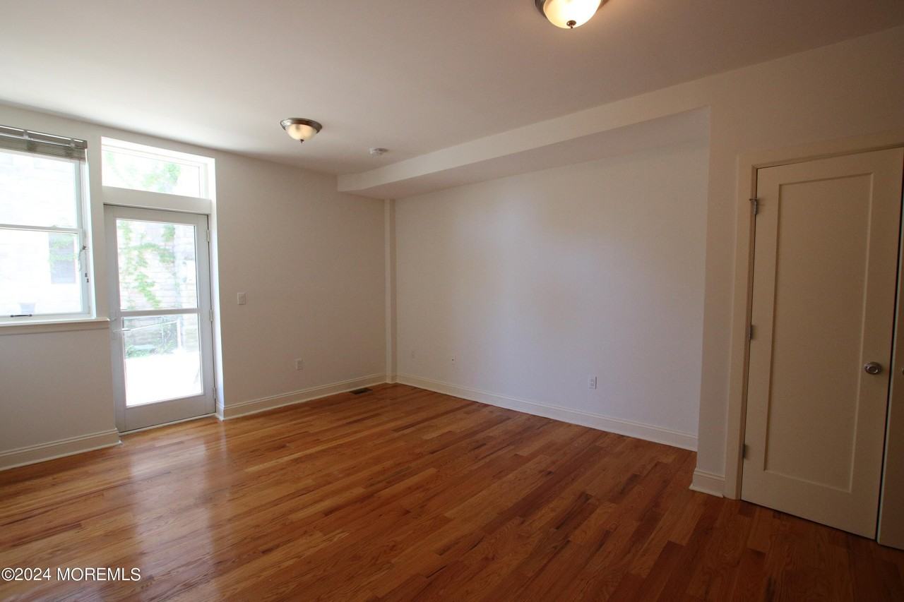 1003 Bond St #5 - Photo 6 of 13