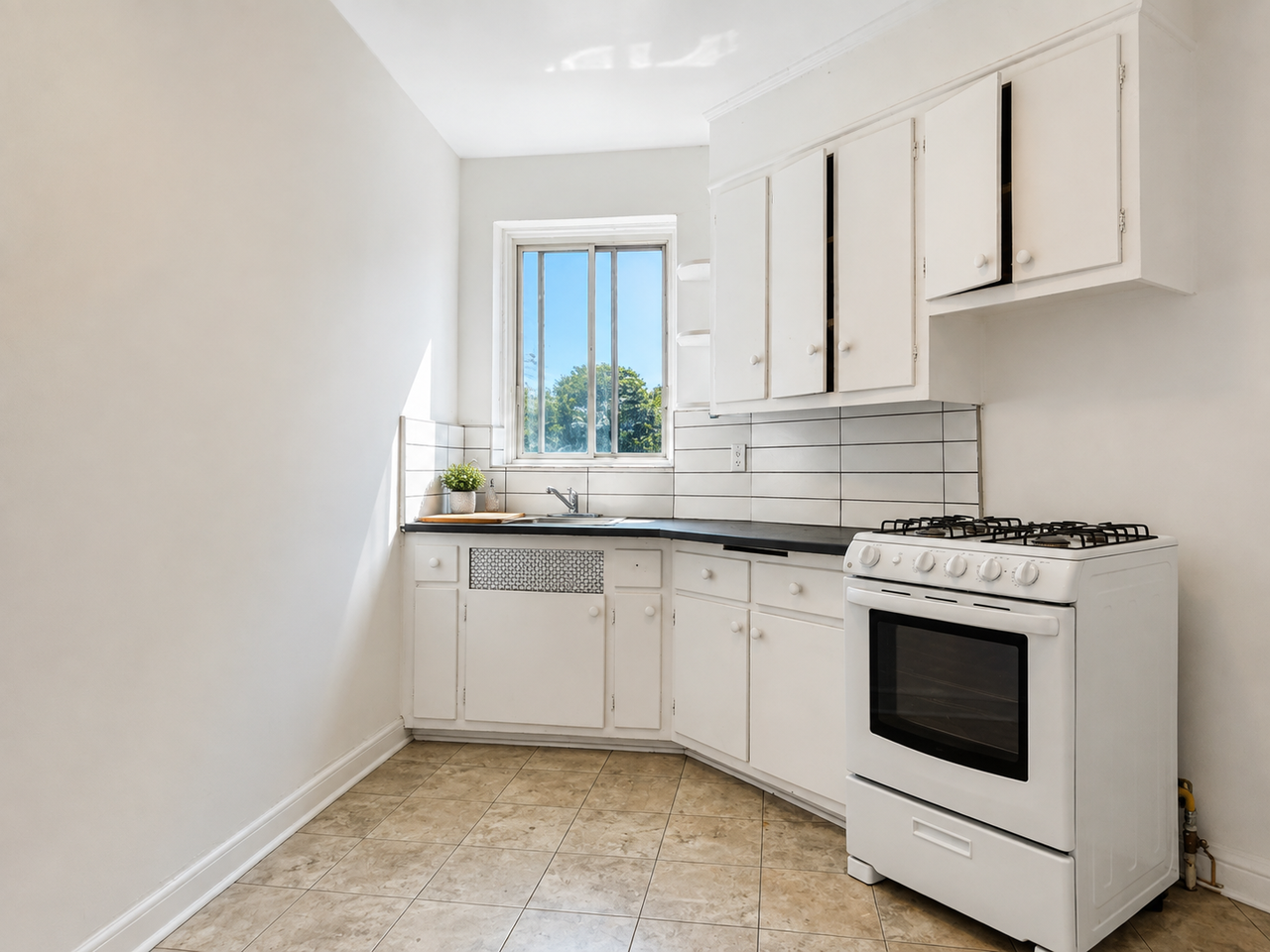 6325 Avenue Somerled #305 - Photo 7 of 9