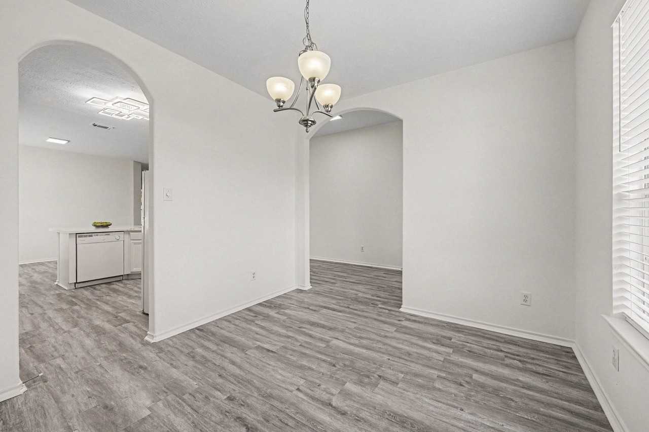18314 Manorcliff Ln - Photo 5 of 29