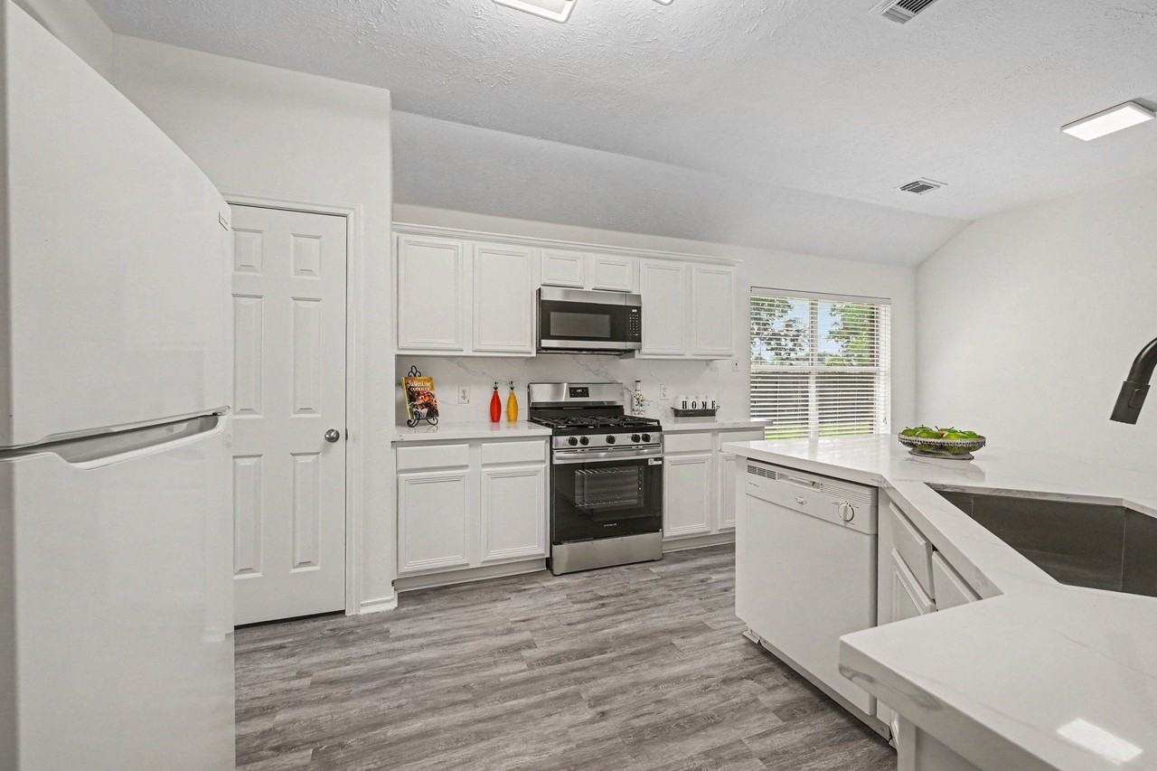 18314 Manorcliff Ln - Photo 6 of 29