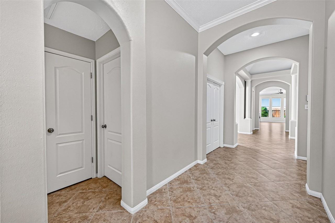 1103 Parkhaven Ln - Photo 4 of 45