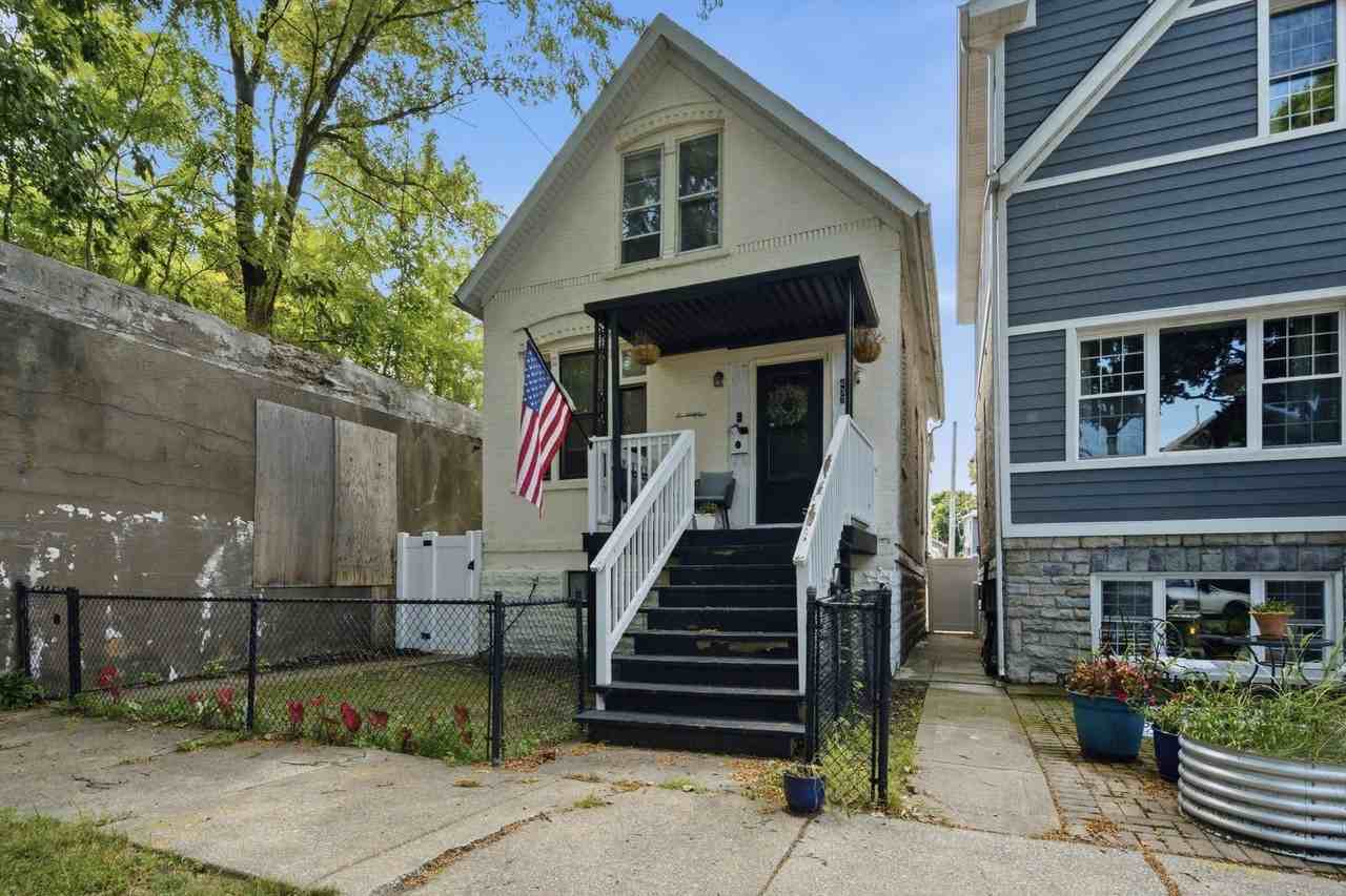 437 W 44th Pl - Photo 3 of 35