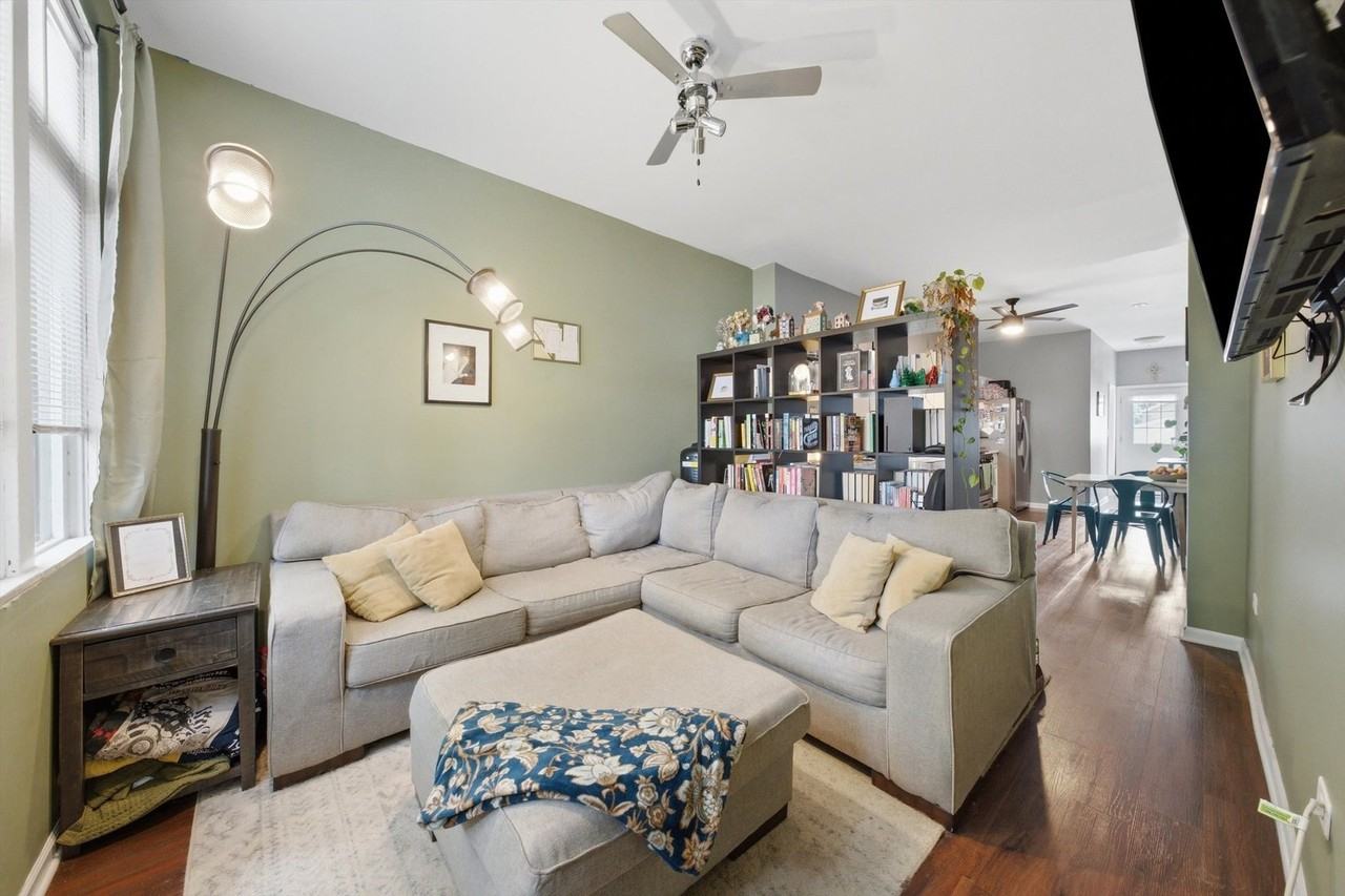 437 W 44th Pl - Photo 4 of 35
