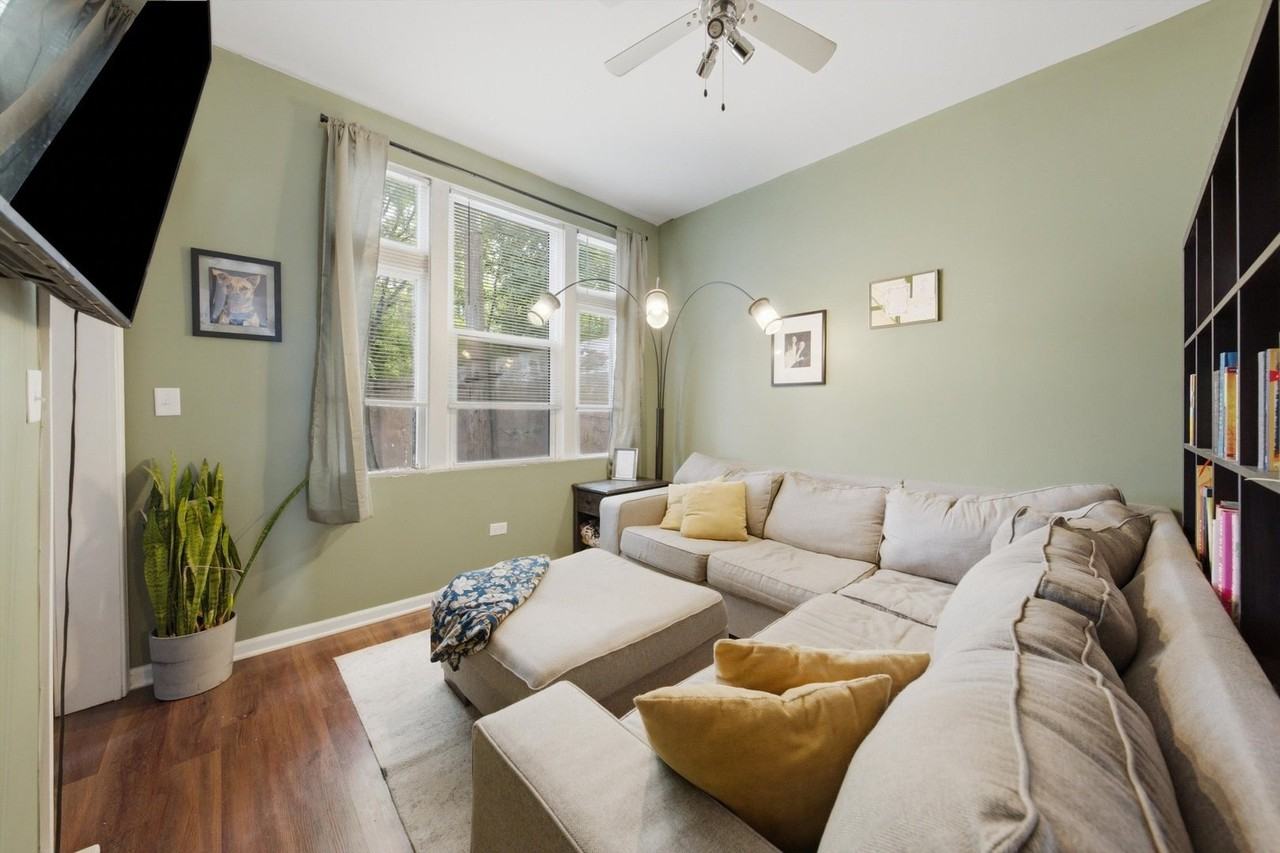 437 W 44th Pl - Photo 5 of 35