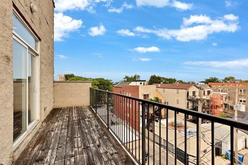 1045 N California Ave #4 - Photo 4 of 11