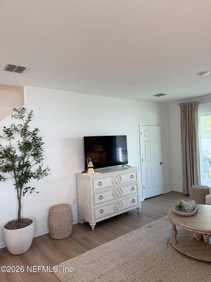 8326 Zenith Cir - Photo 4 of 32