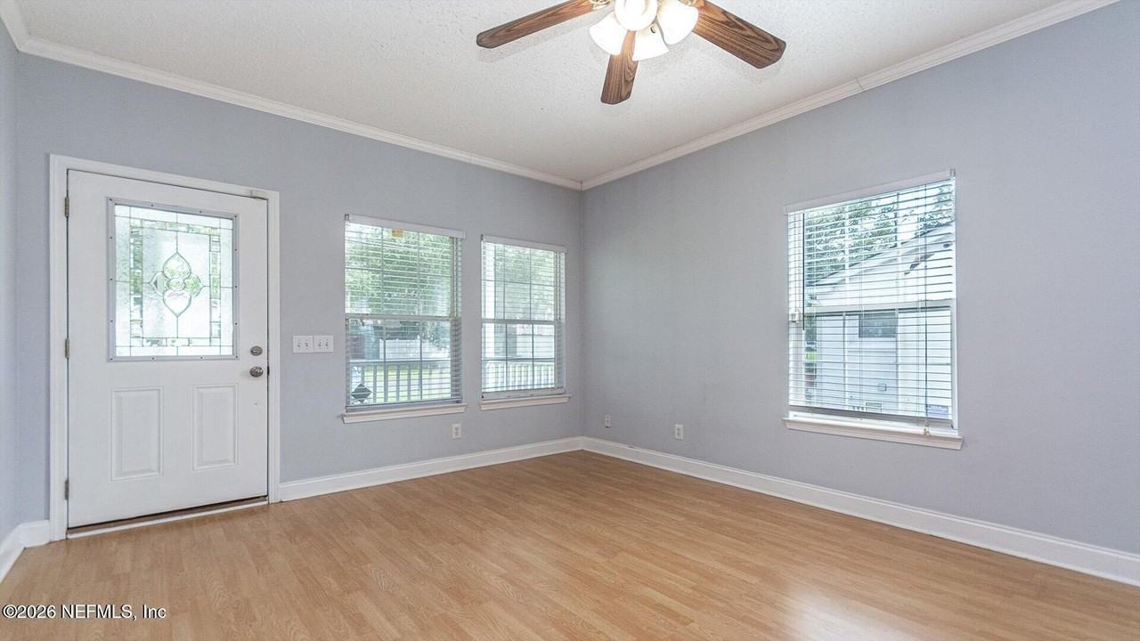 3237 Mayflower St - Photo 5 of 27