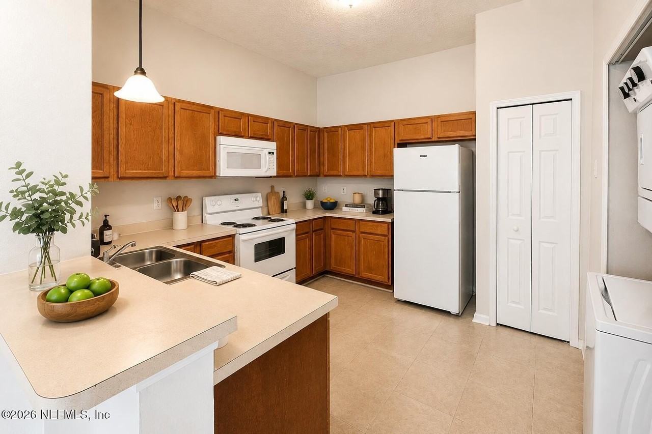 1423 Manotak Point Dr #102 - Photo 3 of 10