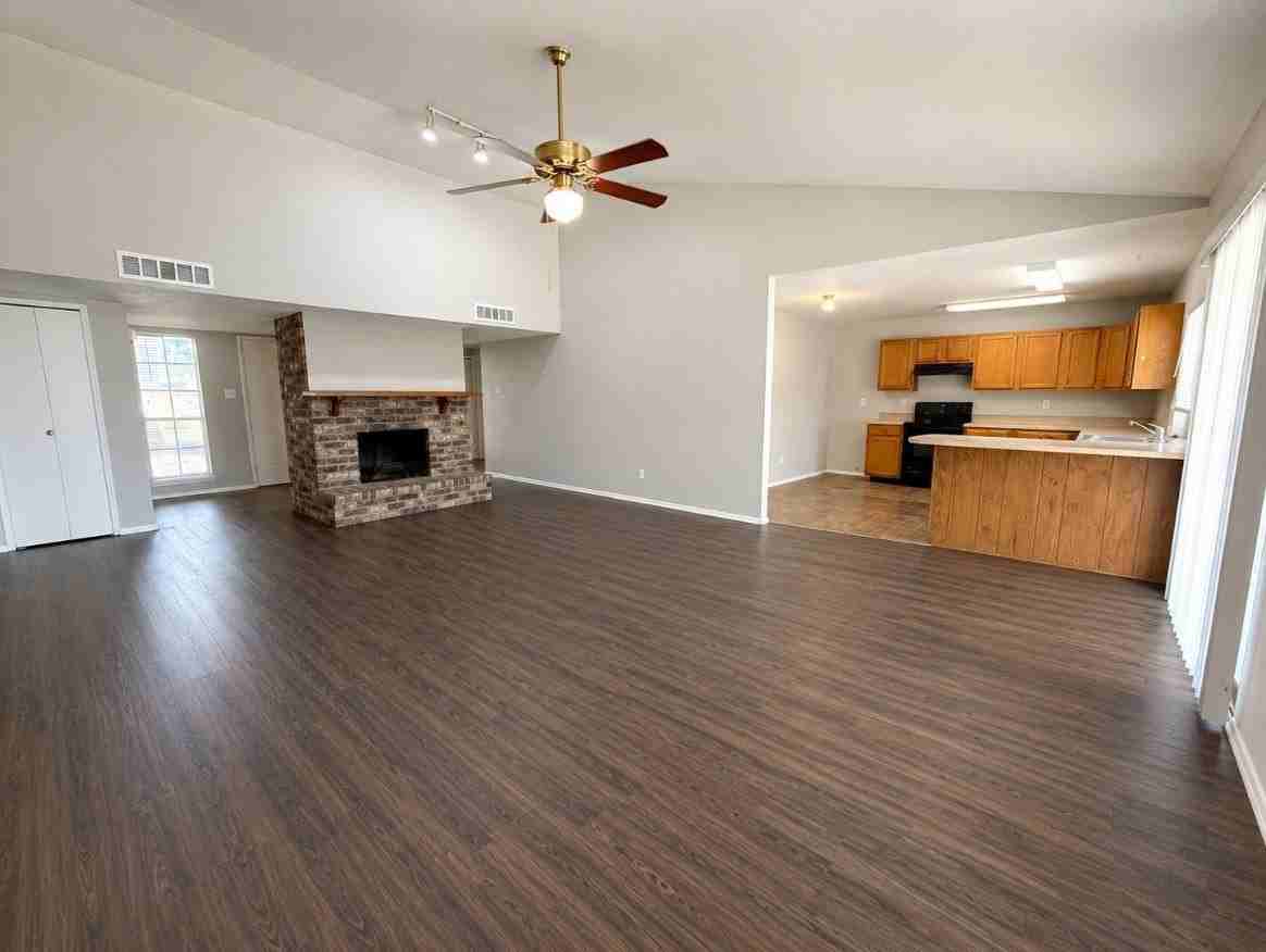 3824 Hackberry Ln - Photo 3 of 13