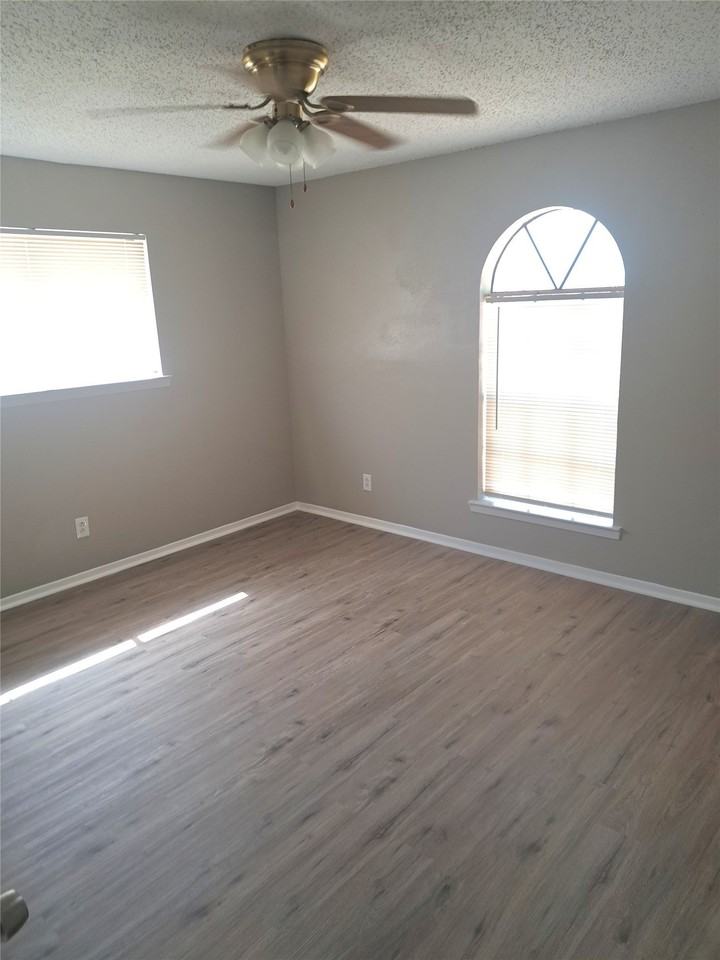1125 Highbush Dr #1127 - Photo 3 of 11