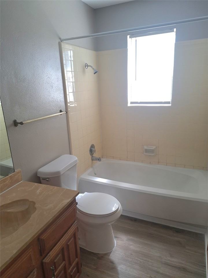 1125 Highbush Dr #1127 - Photo 4 of 11