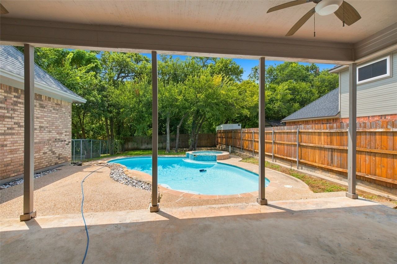 1205 Shannon Ln - Photo 3 of 40