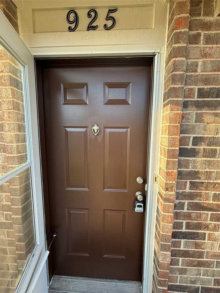 925 Cedar Ter - Photo 2 of 22