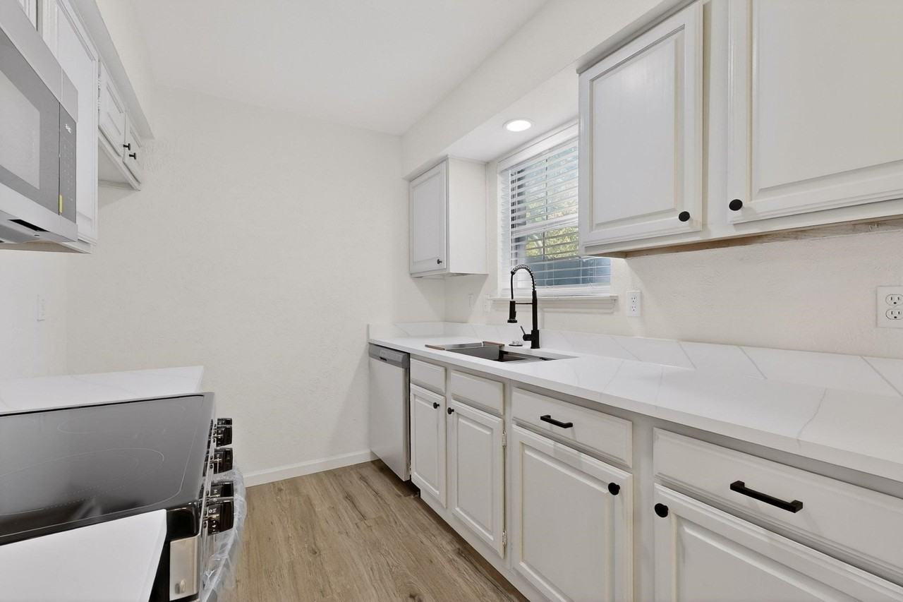 925 Cedar Ter - Photo 6 of 22